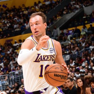 新葡京-55+49+91!湖人捡漏29岁三分王太香，詹皇：我们的另一个得分威胁